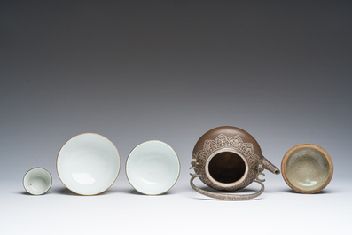 Een diverse collectie porselein en steengoed, China, Vietnam en Thailand, 16de/20ste eeuw