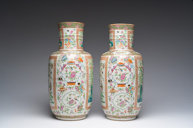 Paire de vases en porcelaine de Chine famille rose de Canton &agrave; d&eacute;cor d'oiseaux et de papillons parmi des branches fleuries et des antiquit&eacute;s, 19&egrave;me s.