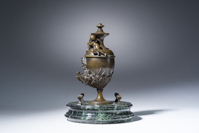 Lampe &agrave; huile en forme de fontaine avec une corne d'abondance, bronze &agrave; patine brune sur un socle en marbre vert de mer, fin du 19&egrave;me s.