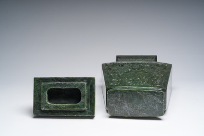 Een grote Chinese spinaziegroene jade&iuml;et dekselvaas met feniksen en handvatten in de vorm van olifantenkoppen, 20ste eeuw