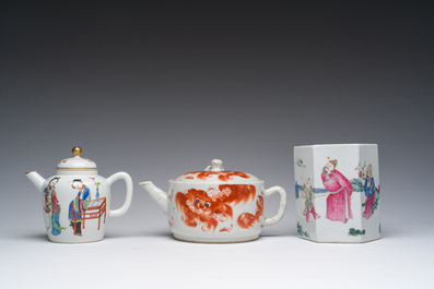 Twee Chinese famille rose en ijzerrode theepotten met deksel en een hexagonale penselenbeker met figuratief decor, 19de/20ste eeuw