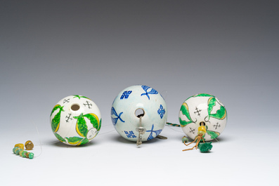 Een blauw-witte ovalen en twee polychrome ronde hangende ornamenten, Kutahya, Turkije, 18de/19de eeuw