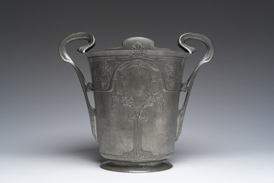 Een continentale tinnen art-nouveauchampagnekoeler en een Engels tinnen Liberty &amp; Co schaaltje, vroeg 20ste eeuw