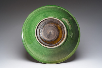 Een zeer grote Chinese of Vietnamese celadon geglazuurde 'draken' schotel, 19de/20ste eeuw