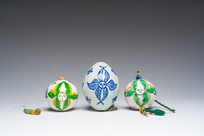 Een blauw-witte ovalen en twee polychrome ronde hangende ornamenten, Kutahya, Turkije, 18de/19de eeuw