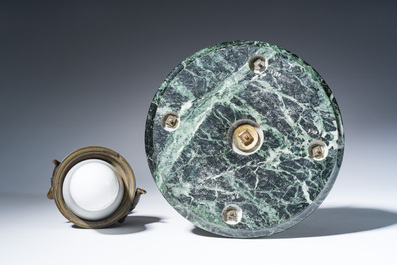 Lampe &agrave; huile en forme de fontaine avec une corne d'abondance, bronze &agrave; patine brune sur un socle en marbre vert de mer, fin du 19&egrave;me s.