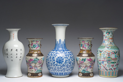 Five Chinese blue, white and famille rose vases, 19th/20th C.
