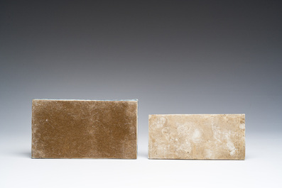 Een paar Chinese sancai figuren, een Dehua blanc de Chine Guanyin en een blauw-witte dekseldoos, Kangxi en later