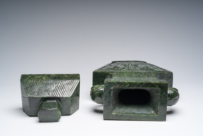 Een grote Chinese spinaziegroene jade&iuml;et dekselvaas met feniksen en handvatten in de vorm van olifantenkoppen, 20ste eeuw