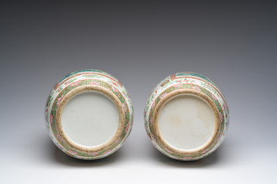 Paire de vases en porcelaine de Chine famille rose de Canton &agrave; d&eacute;cor d'oiseaux et de papillons parmi des branches fleuries et des antiquit&eacute;s, 19&egrave;me s.