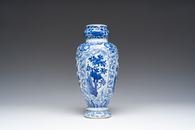 Vase en porcelaine de Chine bleu et blanc et un plat famille verte &agrave; monture en bronze dor&eacute;, Kangxi