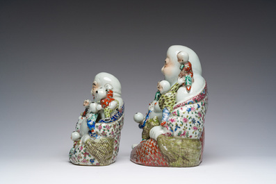 Deux figures de Bouddha avec enfants en porcelaine de Chine famille rose, 19&egrave;me/20&egrave;me si&egrave;cle