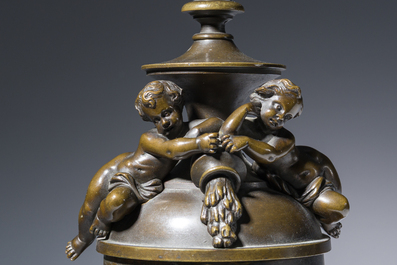 Lampe &agrave; huile en forme de fontaine avec une corne d'abondance, bronze &agrave; patine brune sur un socle en marbre vert de mer, fin du 19&egrave;me s.