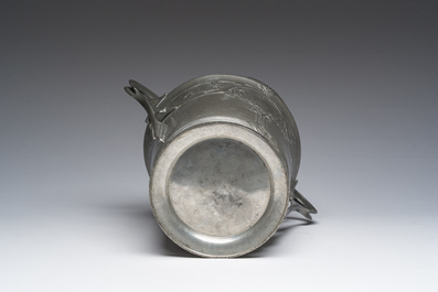 Een continentale tinnen art-nouveauchampagnekoeler en een Engels tinnen Liberty &amp; Co schaaltje, vroeg 20ste eeuw