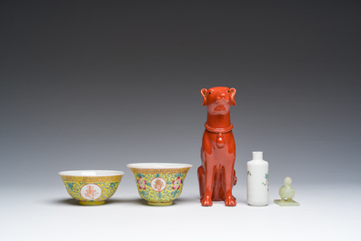 Collection vari&eacute;e en porcelaine de Chine famille rose et rouge monochrome et un canard en jade, 19&egrave;me/20&egrave;me si&egrave;cle