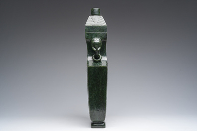 Een grote Chinese spinaziegroene jade&iuml;et dekselvaas met feniksen en handvatten in de vorm van olifantenkoppen, 20ste eeuw