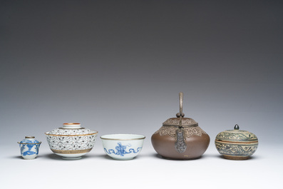 Een diverse collectie porselein en steengoed, China, Vietnam en Thailand, 16de/20ste eeuw