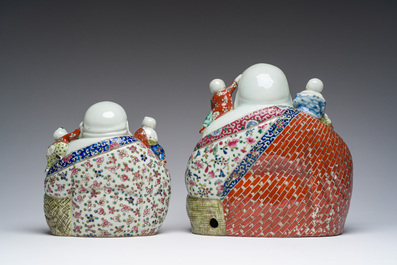 Deux figures de Bouddha avec enfants en porcelaine de Chine famille rose, 19&egrave;me/20&egrave;me si&egrave;cle