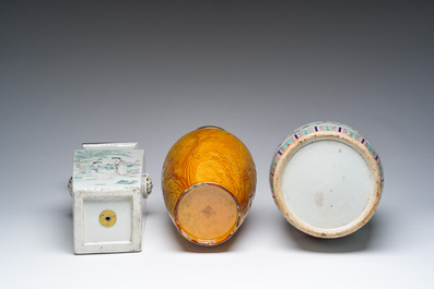 Trois vases en porcelaine de Chine famille rose, qianjiang cai et monochrome transform&eacute;s en lampes, 19&egrave;me/20&egrave;me si&egrave;cle