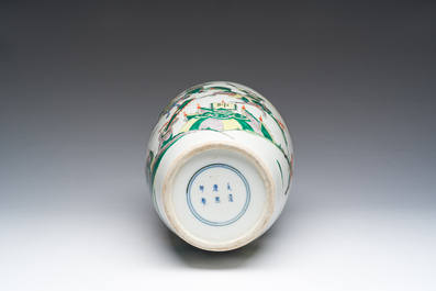 Een Chinese famille verte vaas met strijdsc&egrave;nes rondom, Kangxi merk, 19de eeuw