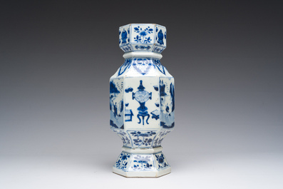 Een hexagonale Chinese blauw-witte vaas met figuren in een landschap en antiquiteiten, Kangxi