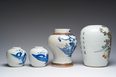 Drie Chinese blauw-witte vazen en een qianjiang cai dekselpot met antiquiteiten, 19de/20ste eeuw