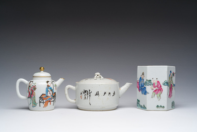 Twee Chinese famille rose en ijzerrode theepotten met deksel en een hexagonale penselenbeker met figuratief decor, 19de/20ste eeuw
