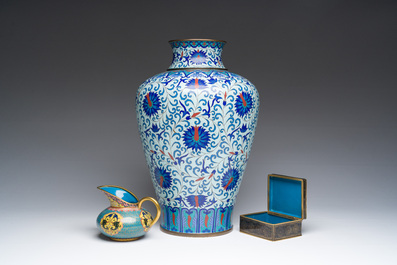 Vase de forme 'meiping', une verseuse et une bo&icirc;te couverte en &eacute;maux cloisonn&eacute;s, Chine, 19&egrave;me/20&egrave;me si&egrave;cle