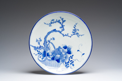 Imposant plat en porcelaine de Japon bleu et blanc &agrave; d&eacute;cor de panier fleuri et un plat Imari, Meiji, 19&egrave;me si&egrave;cle