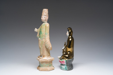 Een Chinese groen-geglazuurde aardewerken tempelwachter en een famille rose Guanyin, wellicht Ming en 20ste eeuw