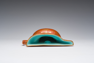 Vase &agrave; suspendre en porcelaine de Chine &agrave; d&eacute;cor dor&eacute; de rinceaux de lotus sur fond rouge de corail, marque de Qianlong, 20&egrave;me si&egrave;cle