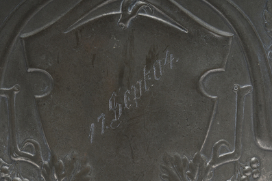 Een continentale tinnen art-nouveauchampagnekoeler en een Engels tinnen Liberty &amp; Co schaaltje, vroeg 20ste eeuw