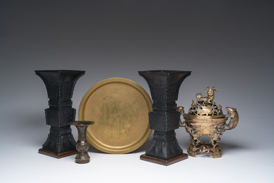 Een Chinese opengewerkte bronzen wierookbrander, een schotel met gegraveerd decor en drie vazen, 19de/20ste eeuw