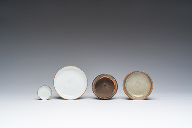 Een diverse collectie porselein en steengoed, China, Vietnam en Thailand, 16de/20ste eeuw