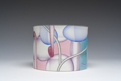 Claire Verkoyen (1959): Een cilindervormige eierschaal porseleinen 'Psychedelics I' vaas met transferdecoratie, Unica, gedateerd 2003