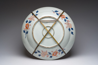 Grand plat en porcelaine Imari de Japon &agrave; d&eacute;cor floral, Meiji, 19&egrave;me si&egrave;cle