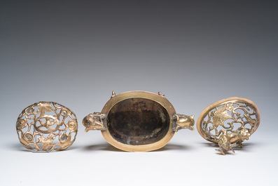 Een Chinese opengewerkte bronzen wierookbrander, een schotel met gegraveerd decor en drie vazen, 19de/20ste eeuw