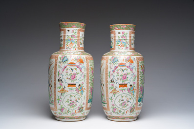 Paire de vases en porcelaine de Chine famille rose de Canton &agrave; d&eacute;cor d'oiseaux et de papillons parmi des branches fleuries et des antiquit&eacute;s, 19&egrave;me s.