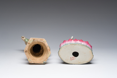 Een Chinese groen-geglazuurde aardewerken tempelwachter en een famille rose Guanyin, wellicht Ming en 20ste eeuw