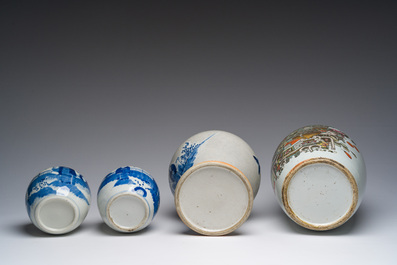 Drie Chinese blauw-witte vazen en een qianjiang cai dekselpot met antiquiteiten, 19de/20ste eeuw