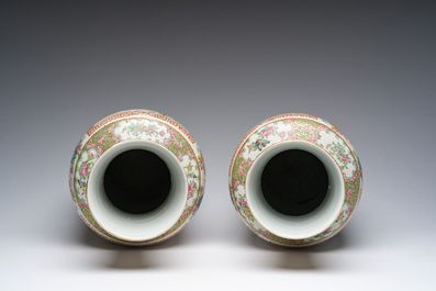 Paire de vases en porcelaine de Chine famille rose de Canton &agrave; d&eacute;cor d'oiseaux et de papillons parmi des branches fleuries et des antiquit&eacute;s, 19&egrave;me s.