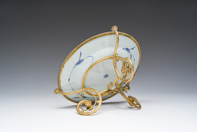 Vase en porcelaine de Chine bleu et blanc et un plat famille verte &agrave; monture en bronze dor&eacute;, Kangxi