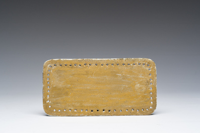 Collection vari&eacute;e en porcelaine de Chine famille rose et rouge monochrome et un canard en jade, 19&egrave;me/20&egrave;me si&egrave;cle