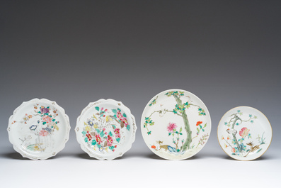 Vier Chinese famille rose borden en een kom met dieren en floraal decor, 19de/20de eeuw