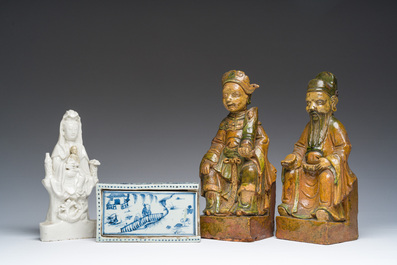 Een paar Chinese sancai figuren, een Dehua blanc de Chine Guanyin en een blauw-witte dekseldoos, Kangxi en later