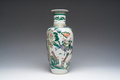 Een Chinese famille verte vaas met strijdsc&egrave;nes rondom, Kangxi merk, 19de eeuw