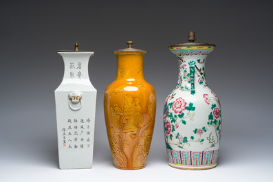 Trois vases en porcelaine de Chine famille rose, qianjang cai et monochrome transform&eacute;s en lampes, 19&egrave;me/20&egrave;me si&egrave;cle