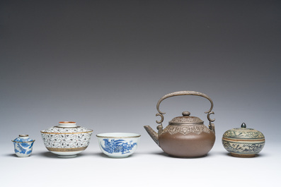 Een diverse collectie porselein en steengoed, China, Vietnam en Thailand, 16de/20ste eeuw