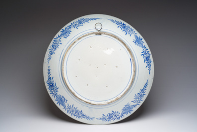 Imposant plat en porcelaine de Japon bleu et blanc &agrave; d&eacute;cor de dragon, probablement Arita, Meiji, 19&egrave;me si&egrave;cle