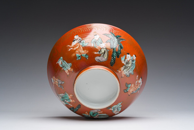 Bol en porcelaine de Chine famille verte &agrave; d&eacute;cor de gar&ccedil;ons jouant sur fond rouge de corail, 19&egrave;me/20&egrave;me si&egrave;cle